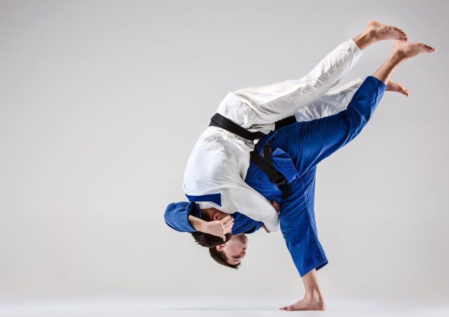 https://fmjudo.es/wp-content/uploads/2023/10/dos-luchadores-judokas-que-luchan-contra-hombres-2-scaled-e1698388730226-915x646.jpg
