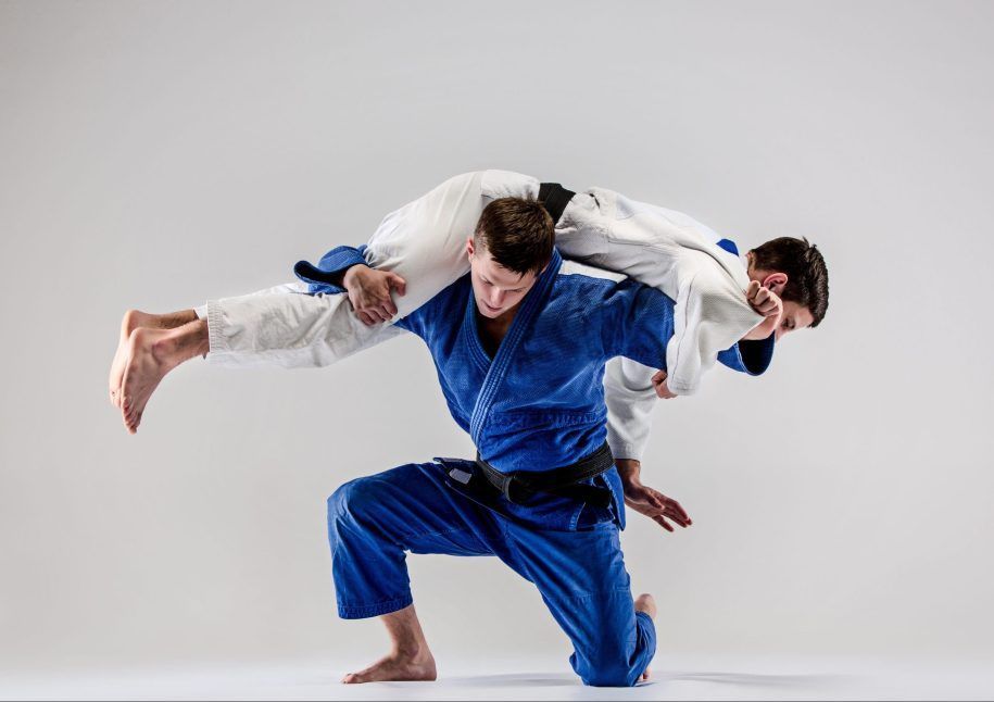https://fmjudo.es/wp-content/uploads/2023/10/dos-luchadores-judokas-que-luchan-contra-hombres-3-scaled-e1698388756518-915x646.jpg